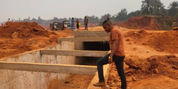 Travaux publics à Mbujimayi : le Député Hilaire Ntendayi déplore le traitement « inhumain » réservé aux ouvriers dans les différents chantiers