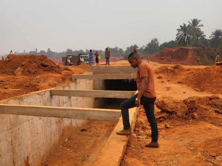 Travaux publics à Mbujimayi : le Député Hilaire Ntendayi déplore le traitement « inhumain » réservé aux ouvriers dans les différents chantiers