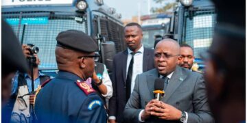 Sécurité : Jacquemain Shabani remet 50 bus anti-émeutes et 20 motos à la police