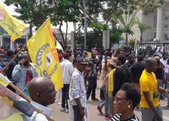Sit-in de l&rsquo;opposition au ministère de la Justice : « relâche les opposants, arrête les voleurs » (Manifestants)