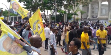 Sit-in de l&rsquo;opposition au ministère de la Justice : « relâche les opposants, arrête les voleurs » (Manifestants)