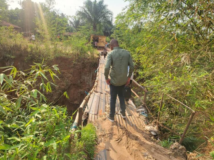 Mbujimayi : le député Hilaire Ntendayi alerte sur l&rsquo;état de délabrement avancé d&rsquo;une passerelle qui relie 5 quartiers dans la commune de Diulu