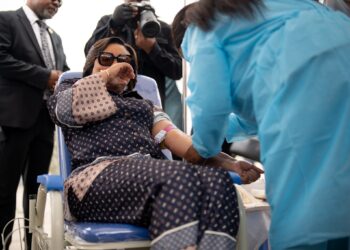 RDC : Denise Nyakeru fait don de son sang en faveur des militaires blessés au front