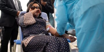 RDC : Denise Nyakeru fait don de son sang en faveur des militaires blessés au front