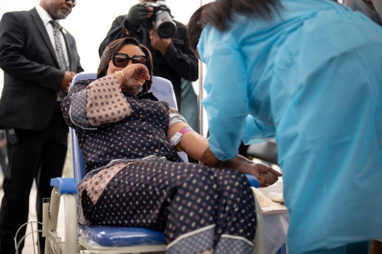 RDC : Denise Nyakeru fait don de son sang en faveur des militaires blessés au front