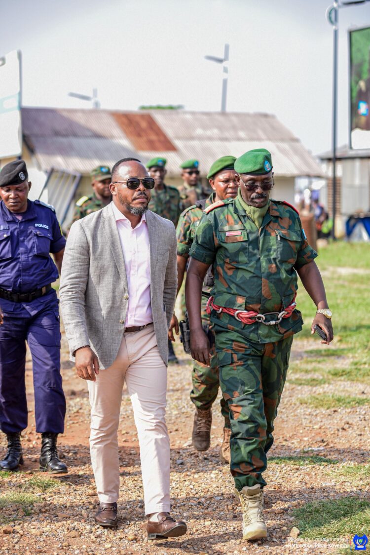 Mbujimayi : départ du premier groupe des jeunes recrues des FARDC vers Kinshasa, Tobie Kayumbi réarme leur moral