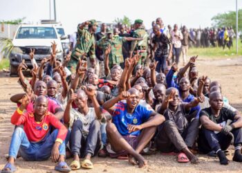 Mbujimayi : départ du premier groupe des jeunes recrues des FARDC vers Kinshasa, Tobie Kayumbi réarme leur moral