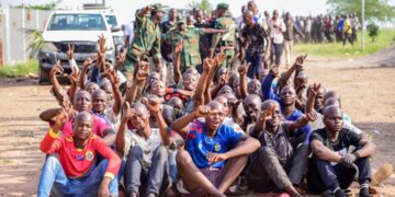 Mbujimayi : départ du premier groupe des jeunes recrues des FARDC vers Kinshasa, Tobie Kayumbi réarme leur moral