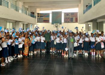 Kinshasa – programme « Femmes & Secteurs » : le ministère de la communication et l’agence Résilience RSE sensibilisent les élèves de l’école Révérend KIM à l’éveil patriotique