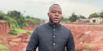 Mbujimayi : le député Tobie Kayumbi déplore l&rsquo;arrêt des travaux de modernisation de la voirie urbaine et annonce une question écrite au ministre des finances