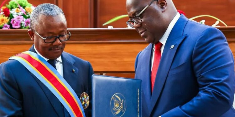 RDC :  Le Président Tshisekedi décore son homologue guinéen pour sa proximité avec le peuple congolais