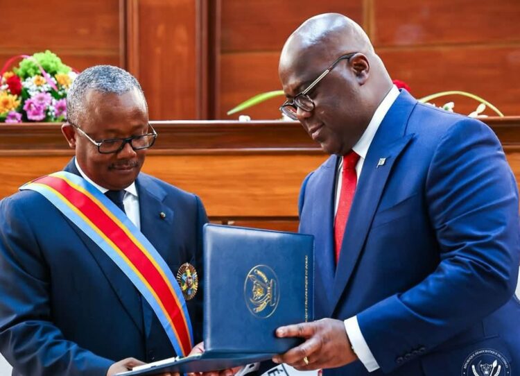RDC :  Le Président Tshisekedi décore son homologue guinéen pour sa proximité avec le peuple congolais