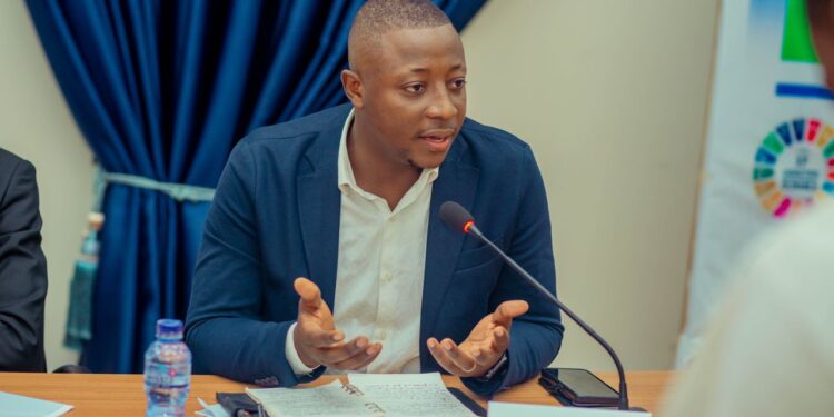 RDC : Qui est Claude Mbuyi, ce technocrate élu Président du conseil national de la jeunesse ?