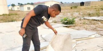 Kasaï-Oriental : maisons préfabriquées à l’abandon, le député Hilaire Ntendayi dénonce un gaspillage de l’argent public