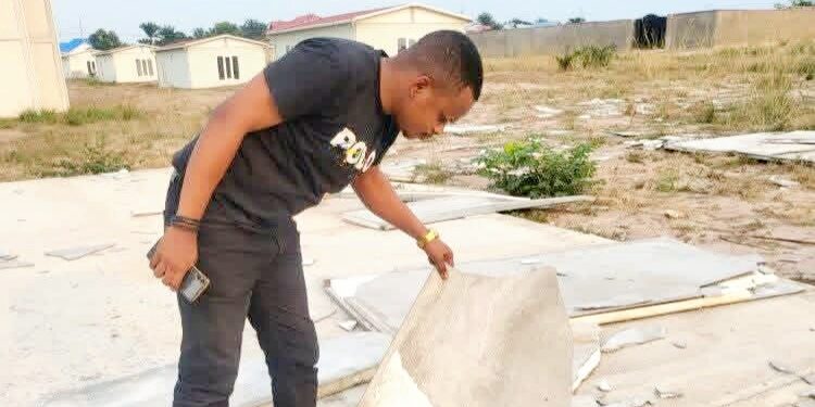 Kasaï-Oriental : maisons préfabriquées à l’abandon, le député Hilaire Ntendayi dénonce un gaspillage de l’argent public