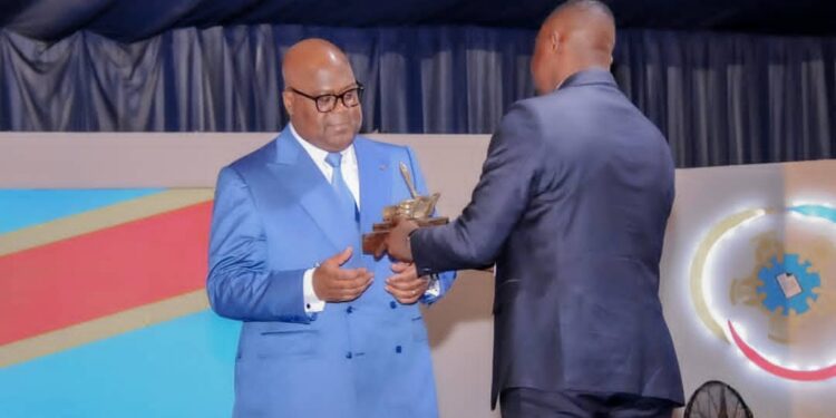 RDC : La jeunesse congolaise décerne un prix d’excellence au Président Félix Tshisekedi pour son engagement en faveur de l’emploi et l’entrepreneuriat des jeunes