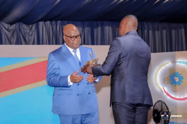 RDC : La jeunesse congolaise décerne un prix d’excellence au Président Félix Tshisekedi pour son engagement en faveur de l’emploi et l&rsquo;entrepreneuriat des jeunes