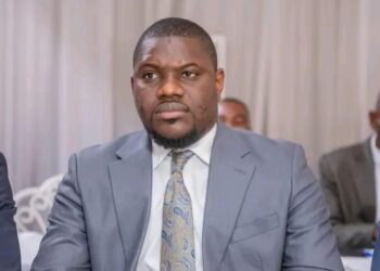 Kongo Central : soupçonné de détournement, le Gouverneur Grâce Bilolo livré à la justice par l’Assemblée provinciale