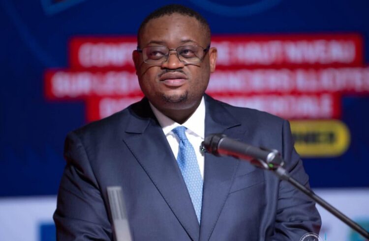 RDC – Doudou Fwamba rassure les fonctionnaires : « le Gouvernement dispose des moyens nécessaires pour faire face à ses obligations »