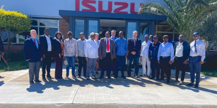 Infrastructures : depuis Port Elizabeth, John Banza Lunda accélère l’acheminement de 1 000 engins vers la RDC