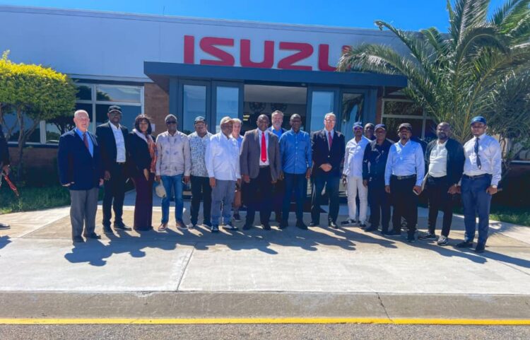 Infrastructures : depuis Port Elizabeth, John Banza Lunda accélère l’acheminement de 1 000 engins vers la RDC