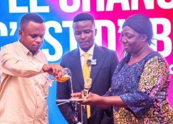 Mbujimayi : Avec son livre « Le changement c&rsquo;est d&rsquo;abord moi », Mike Kasongo appelle à la responsabilité individuelle comme levier du changement collectif