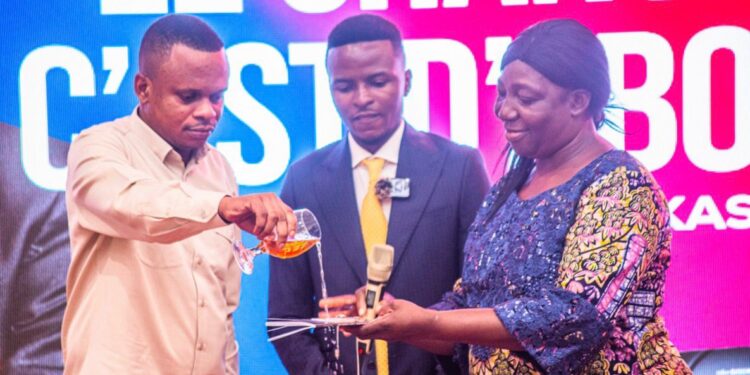 Mbujimayi : Avec son livre « Le changement c’est d’abord moi », Mike Kasongo appelle à la responsabilité individuelle comme levier du changement collectif