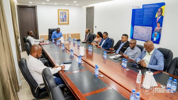 RDC : le caucus des députés nationaux du Kasaï-Oriental exige des solutions urgentes à John Banza Lunda pour relancer, stabiliser et réhabiliter les routes provinciales et projets structurants