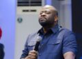 RDC | Polémique autour du “camp des lépreux” : Moïse Mbiye demande pardon aux pasteurs et fustige la récupération politique de son propos