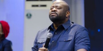RDC | Polémique autour du “camp des lépreux” : Moïse Mbiye demande pardon aux pasteurs et fustige la récupération politique de son propos