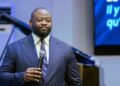 RDC : Moïse Mbiye critique l’implication politique des Églises de réveil dans le débat constitutionnel