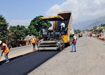 Sud-Kivu :  le lancement du bitumage de l&rsquo;axe Uvira-Baraka-Kalemie sur la RN5 relance l’espoir et le développement dans l’Est