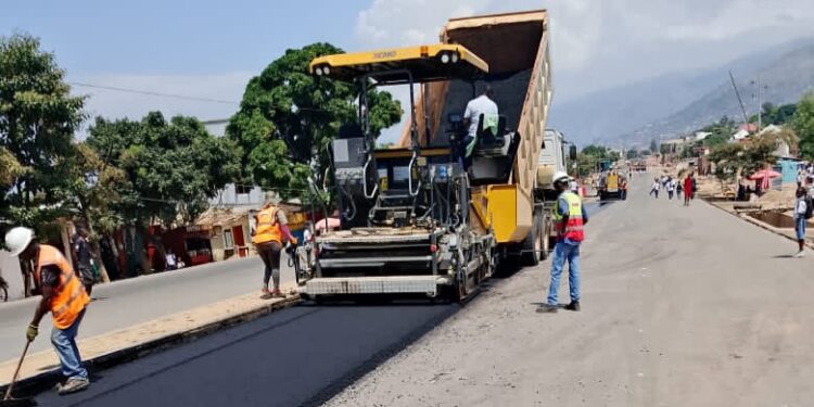 Sud-Kivu :  le lancement du bitumage de l&rsquo;axe Uvira-Baraka-Kalemie sur la RN5 relance l’espoir et le développement dans l’Est