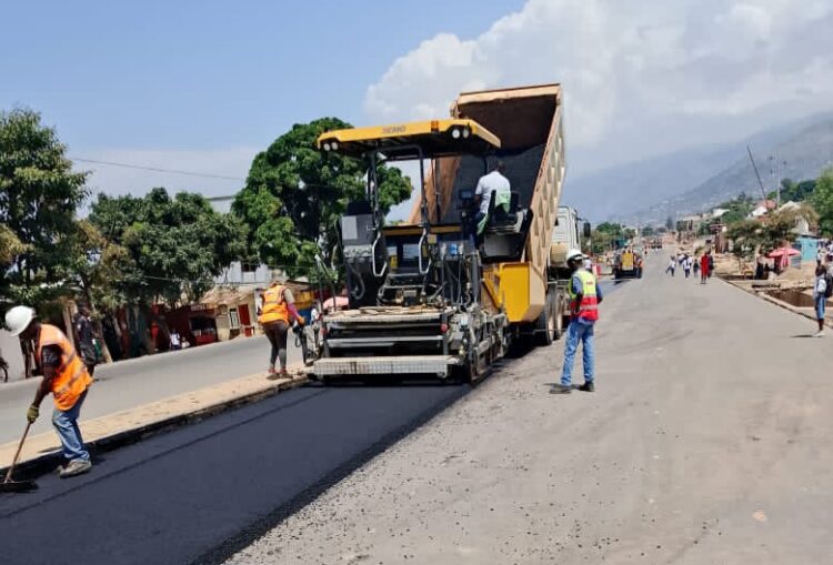 Sud-Kivu :  le lancement du bitumage de l&rsquo;axe Uvira-Baraka-Kalemie sur la RN5 relance l’espoir et le développement dans l’Est