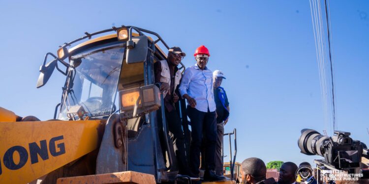Tanganyika : John Banza Lunda lance la construction de 22 km de route à Kalemie