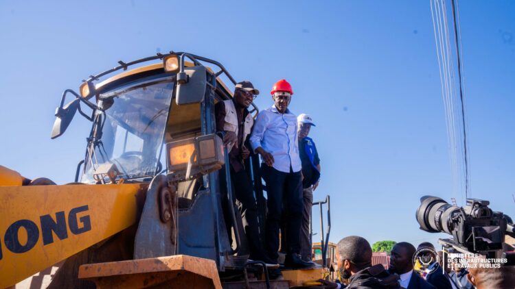 Tanganyika : John Banza Lunda lance la construction de 22 km de route à Kalemie