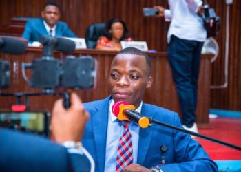 Kasaï-Oriental : Serge Ngoyi Kamukonzo rejette toute implication dans une altercation à l’Assemblée provinciale, « Je n’ai jamais levé la main sur un collègue député »
