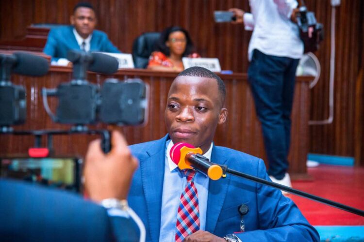 Kasaï-Oriental : Serge Ngoyi Kamukonzo rejette toute implication dans une altercation à l’Assemblée provinciale, « Je n’ai jamais levé la main sur un collègue député »