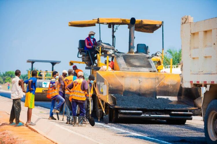 Kasaï Oriental : Tobie Kayumbi salue l’avancement des travaux d’asphaltage de la RN1 sur le tronçon Mbujimayi – Kabeya Kamwanga