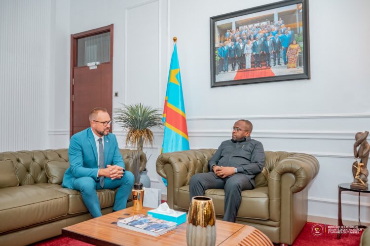 RDC – Sécurité : Jacquemain Shabani et l’ambassadeur tchèque évaluent les avancées de la réforme de la PNC