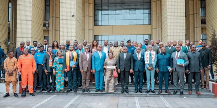 RDC : Jacquemain Shabani remet la directive ministérielle de l’année politique 2026 aux partis politiques