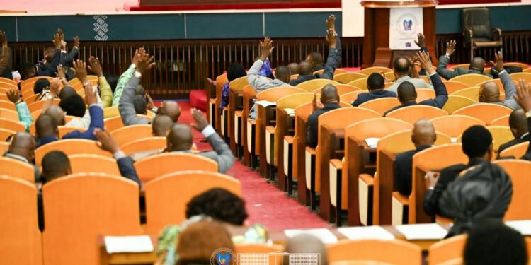 RDC : L’Assemblée nationale adopte la loi corrigée sur le référendum, l’opposition dénonce un passage en force